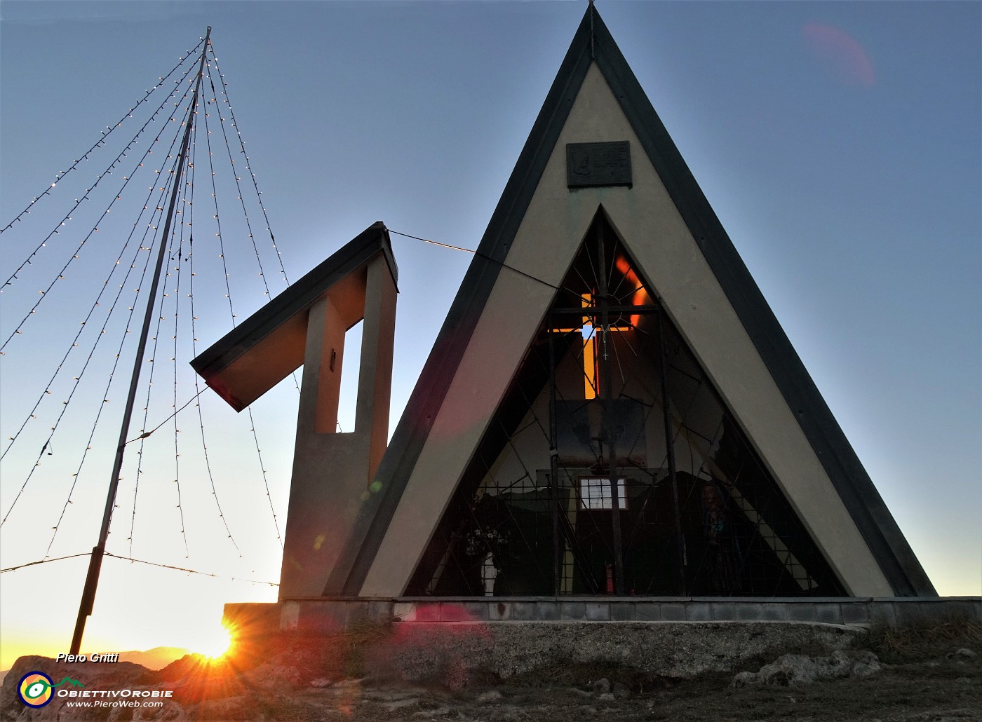 56 La cappelletta di vetta del Pizzo Cerro (2285 m) nella luce e nei colori del tramonto.JPG -                                